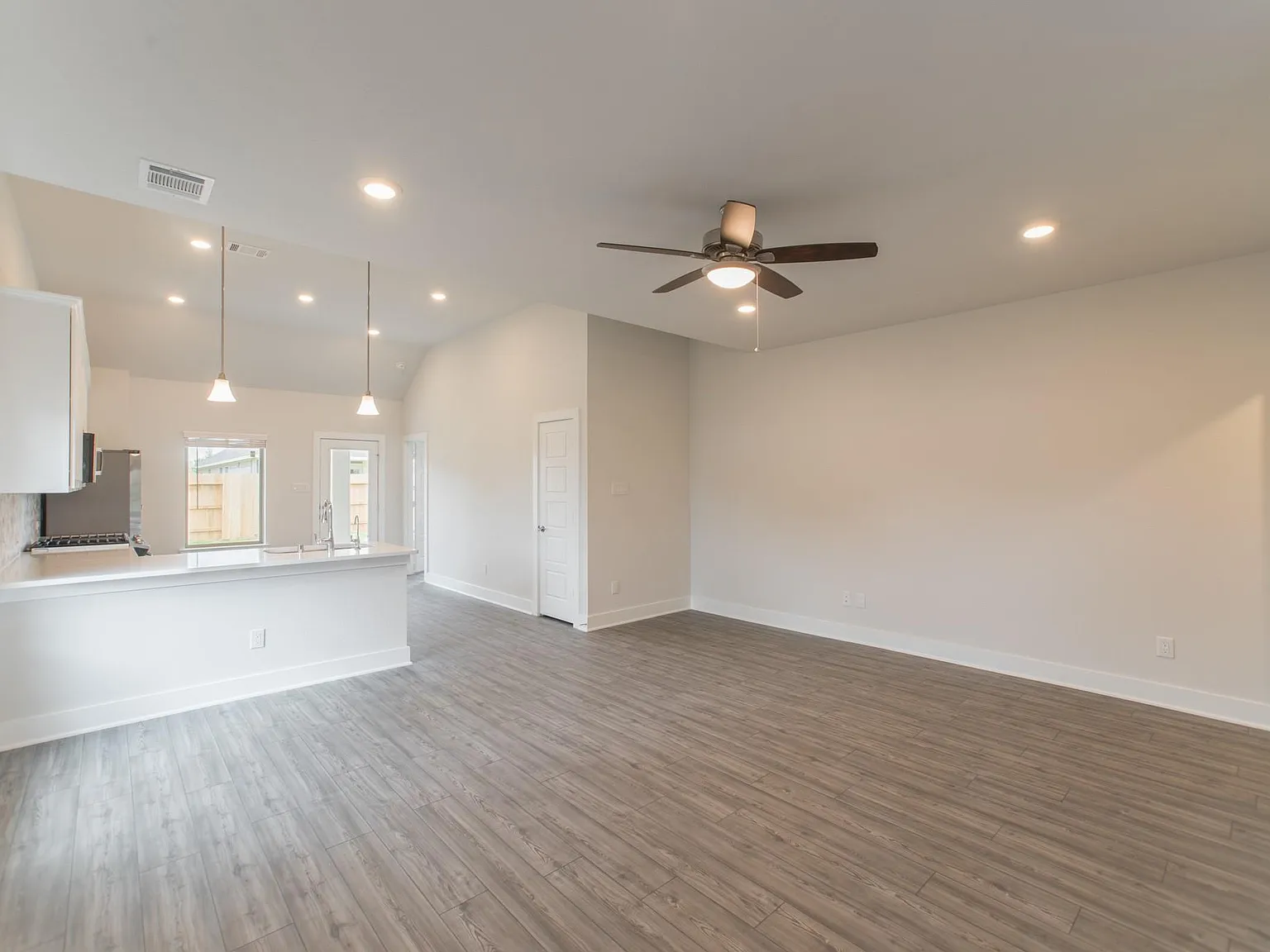 4 bed, 2.5 bath, 2166 sqft, $2,700 — Photo 4