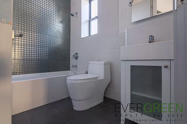 Rented by Evergreen Apartments BK | media 9