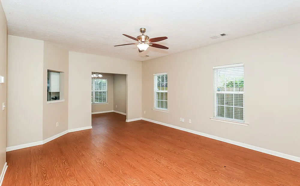 3 bed, 2.5 bath, 1820 sqft, $2,000 — Photo 4