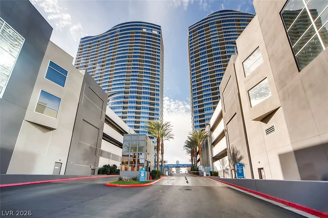 Panorama Towers — Photo 1