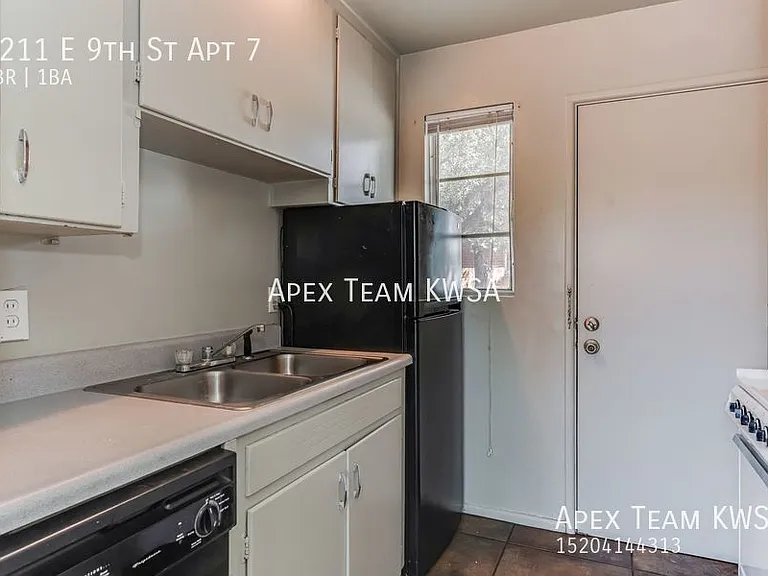 1211 E 9th St #7 — Photo 5