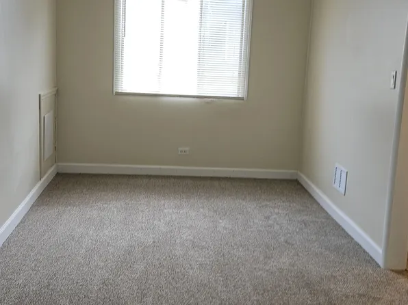 751 N Linden Ave #2E, Waukegan, IL 60085