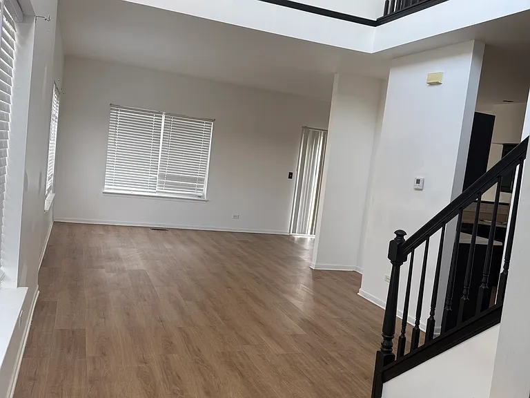 1041 Woodview Ct — Photo 3