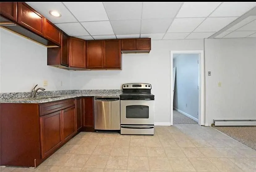 5 bed, 2000 sqft, $2,650 — Photo 3