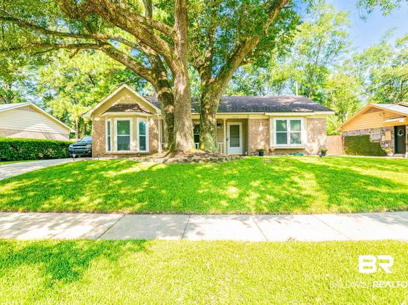 1829 Summer Place Dr E, Mobile, AL 36618