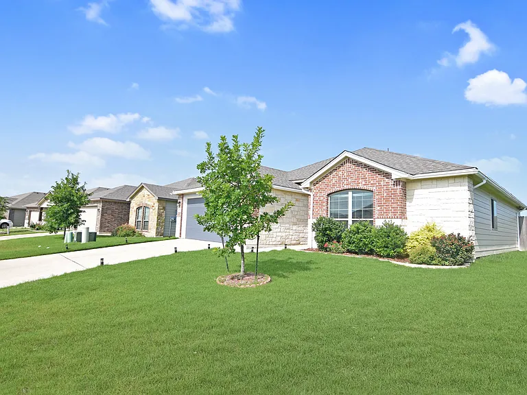 1250 Lakeway Crossing Dr — Photo 3