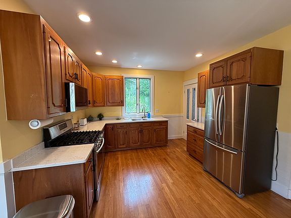 4th image of 36 Maple Ave
