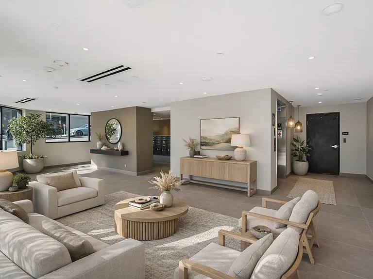 10431 Santa Monica — Photo 4