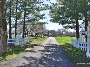 5N380 Robin Ln, Wayne, IL 60184