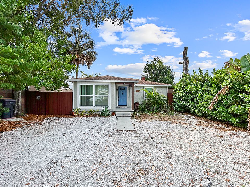 Front exterior
Charming single story home in a quiet, central St. Pete neighborhood. Low maintenance yard and great curb appeal, with easy access to the beaches, downtown, and major roads.