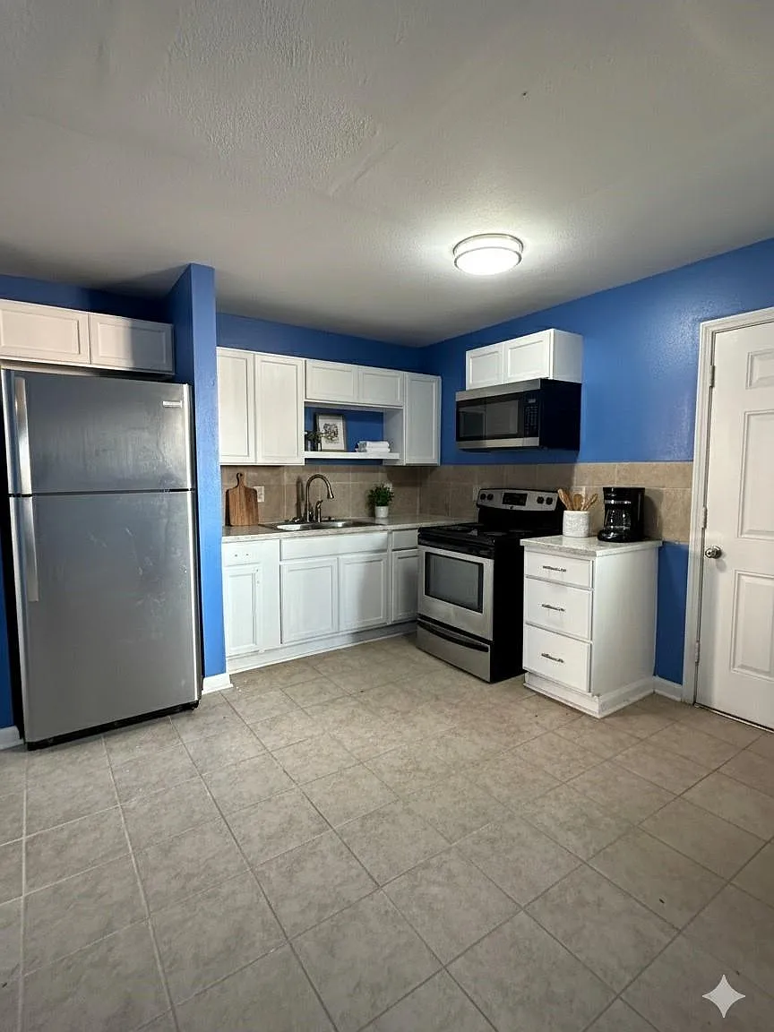 3 bed, 2.0 bath, $1,700 — Photo 2