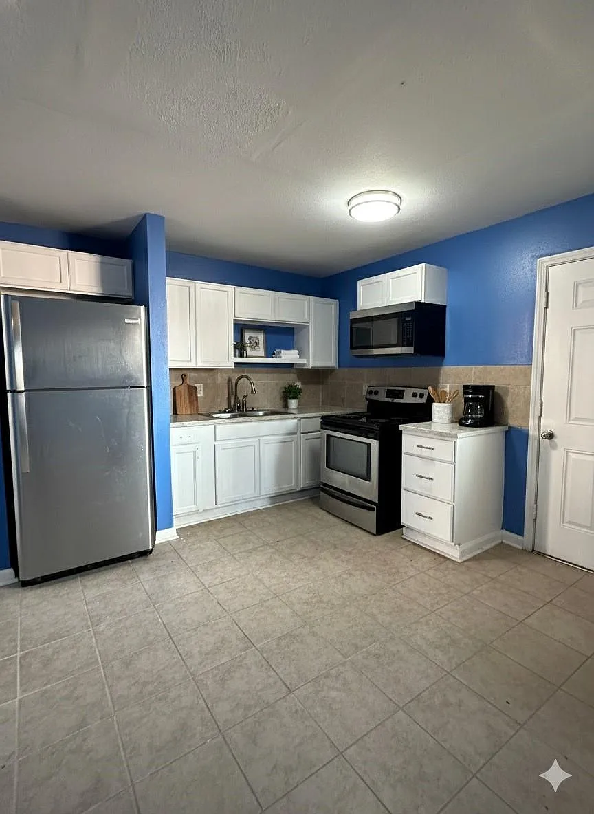 Building Photo - 516 Holiday Dr #49