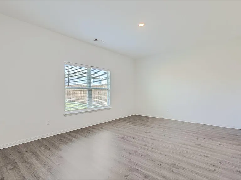 124 Maywood Ln — Photo 4