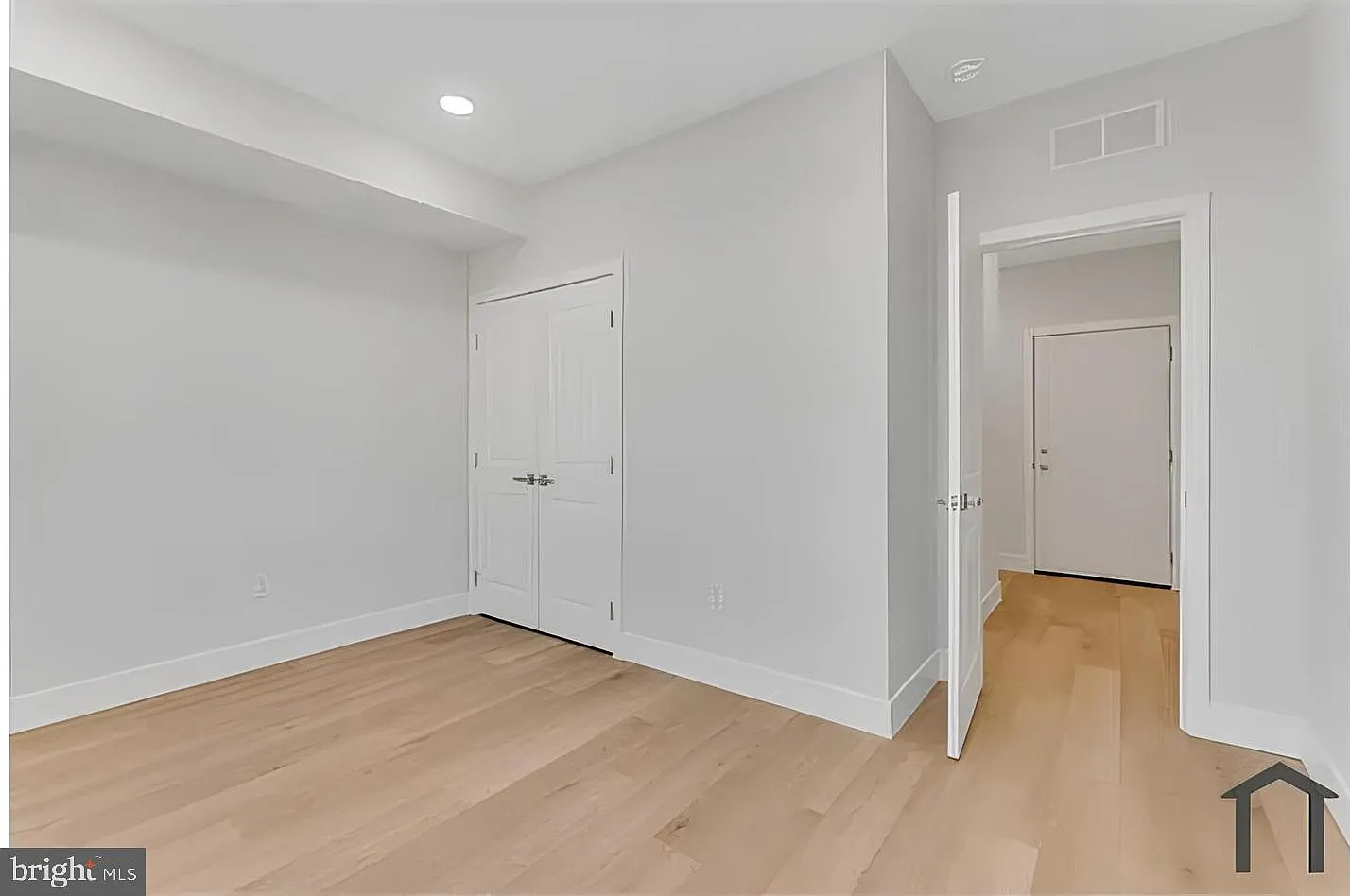 2 bed, 2.0 bath, 3270 sqft, $1,650 — Photo 4