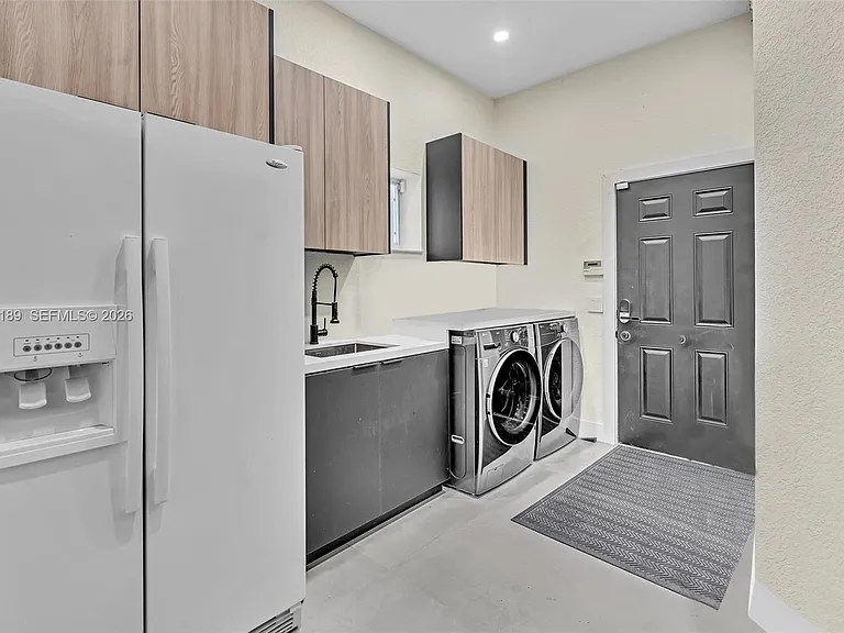 2521 Center Ave — Photo 43