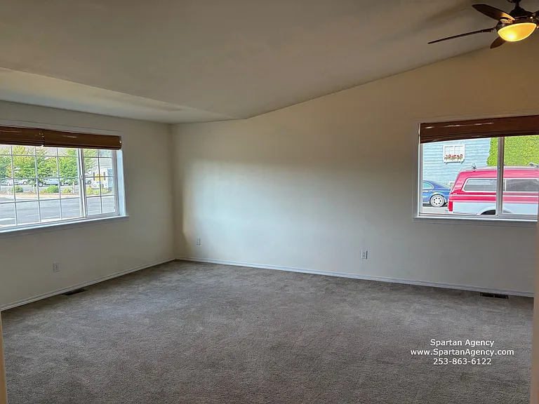 1020 Academy St — Photo 4