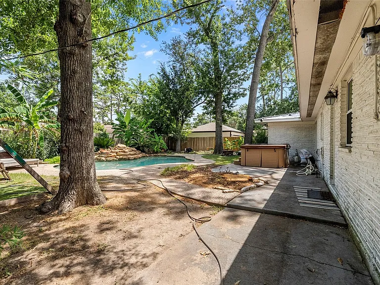10058 Cedardale Dr — Photo 3