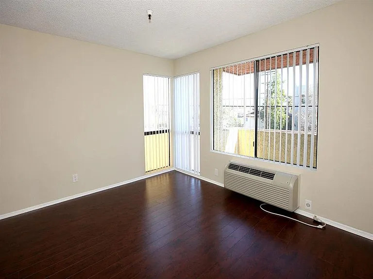 Chateau Regent Apartments — Photo 9