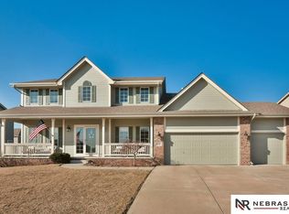 2120 Broadwater Dr, Papillion, NE 68046