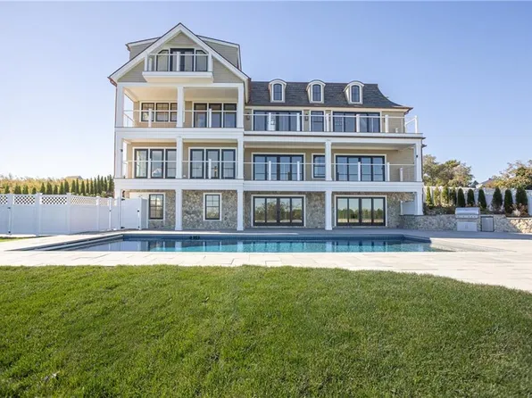 45 Sea Spray Dr, Portsmouth, RI 02871