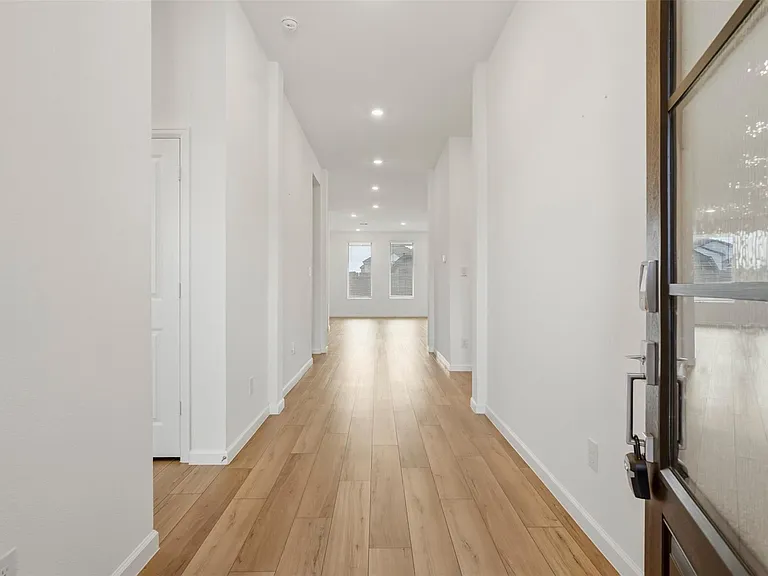 6407 Amberwood Dr — Photo 2