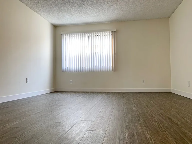 1010-1012 E Acacia Ave — Photo 43