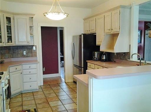 3rd image of 101 Surrey Dr