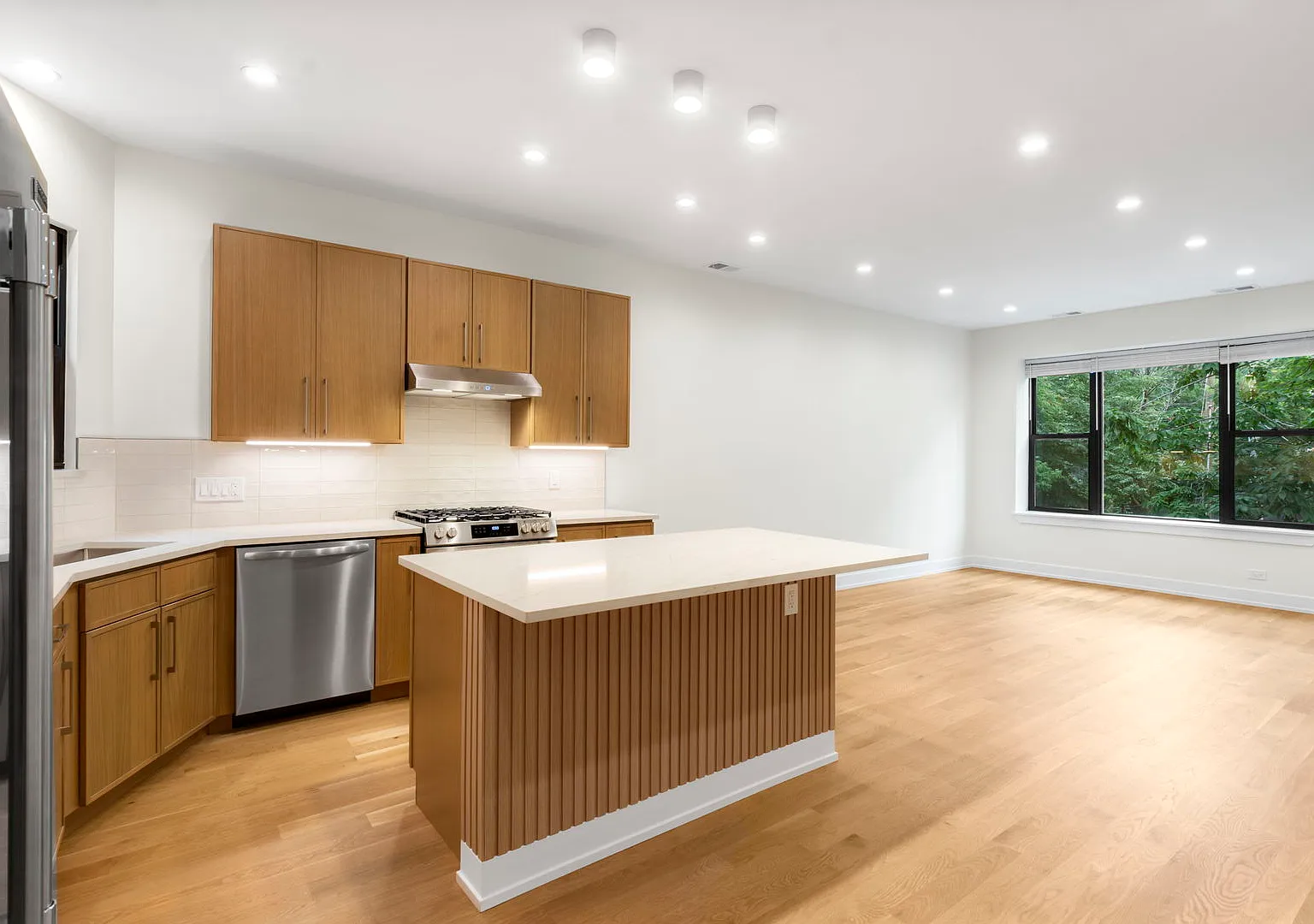 3 bed, 1250 sqft, $4,500 — Photo 2