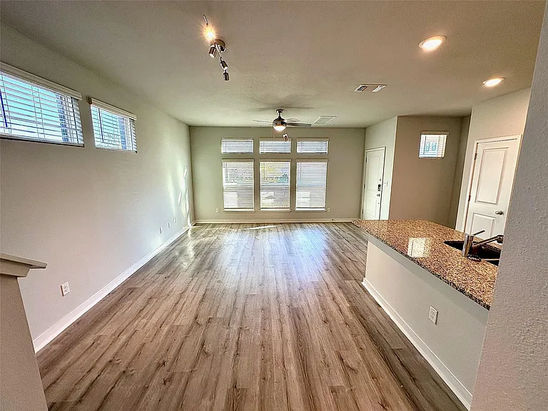 605 W South St #21 — Photo 8