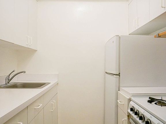 4th image of 320 W 56th St APT 4A