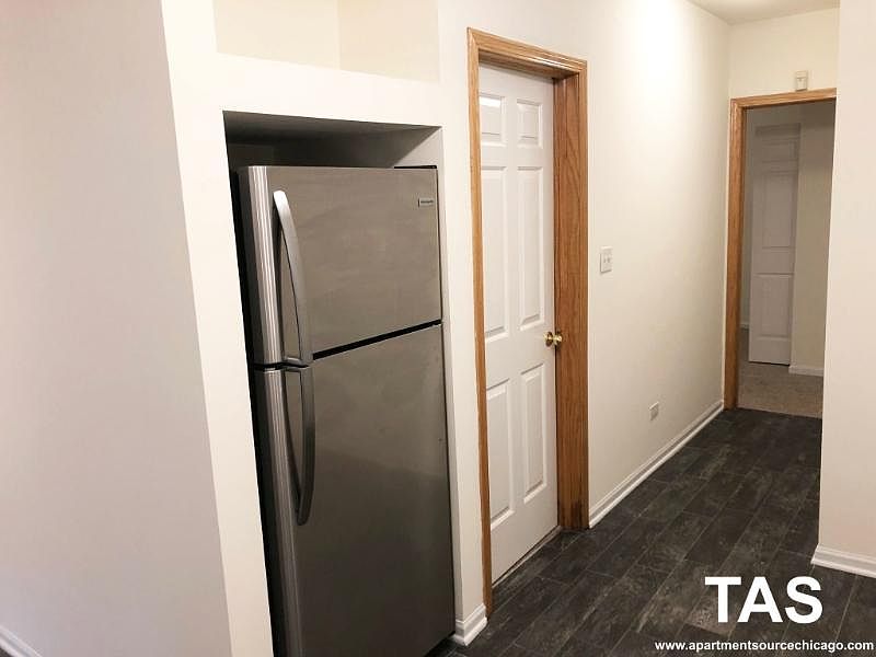 1st image of 3327 N Sheffield Ave APT Gdn