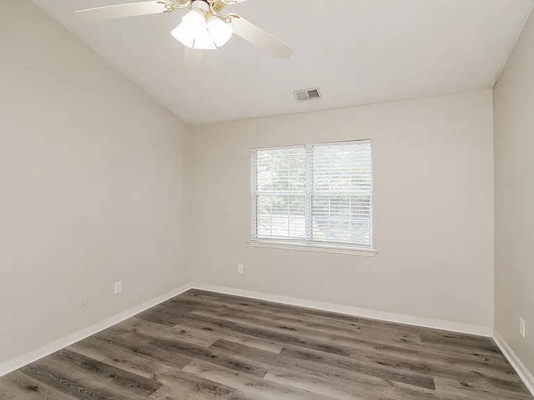 8433 Woodford Bridge Dr — Photo 12