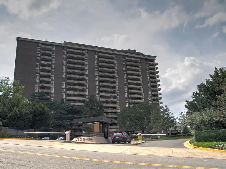 1800 Old Meadow Rd #806 — Photo 1