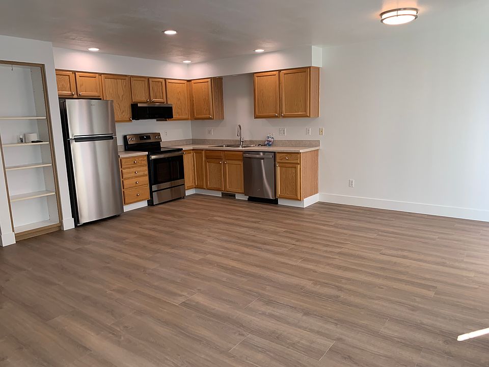 Large kitchen family room area. All stainless appliances.