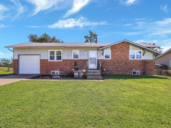 1511 Johnson Dr, Junction City, KS 66441