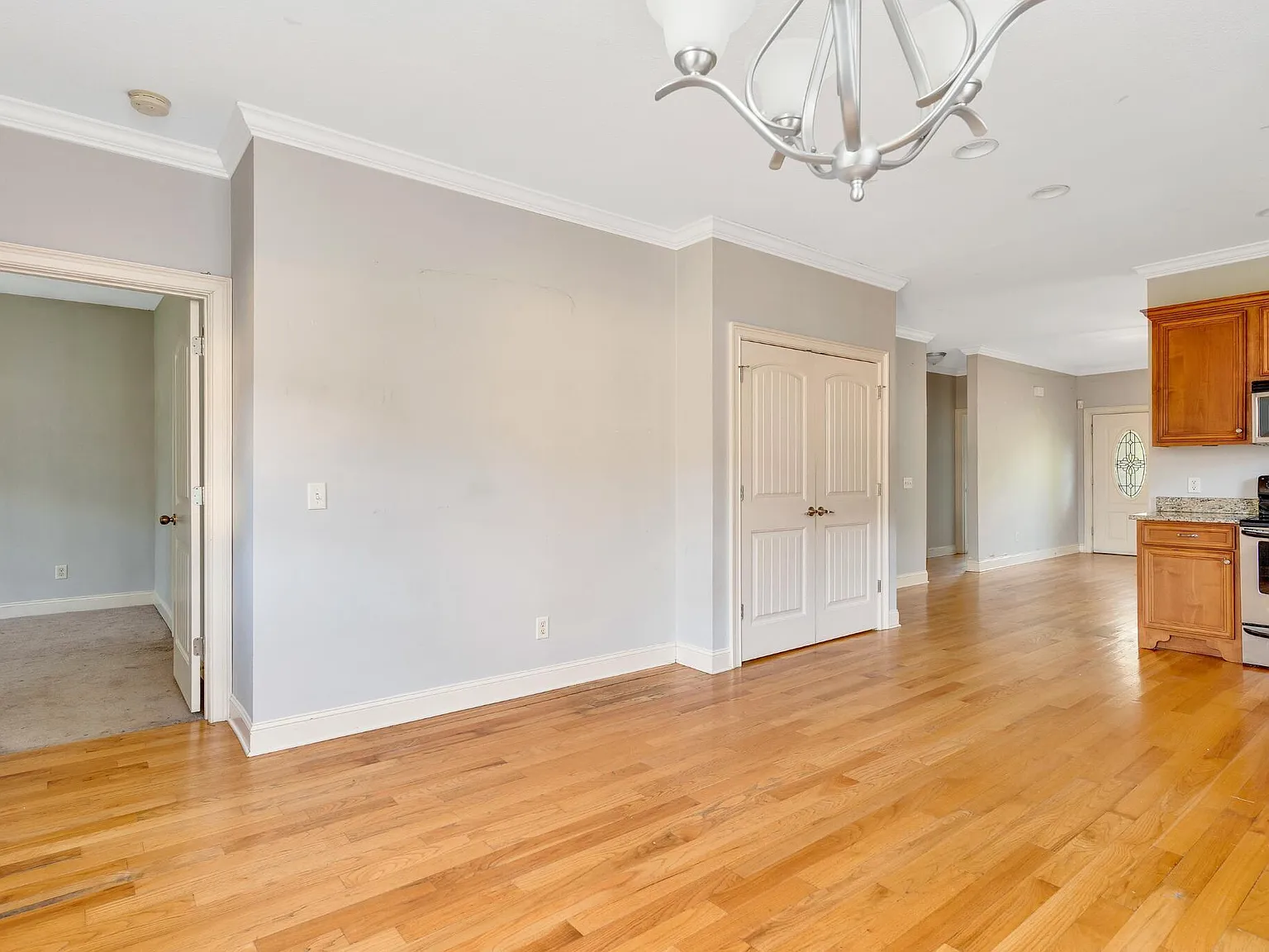 3 bed, 1402 sqft, $1,985 — Photo 4