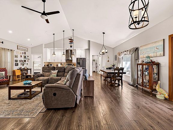 4th image of 299 Alpine Fir Rd