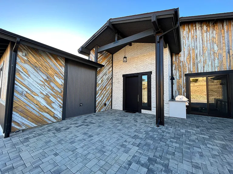 3505 W Friendly Meadow Rd — Photo 32