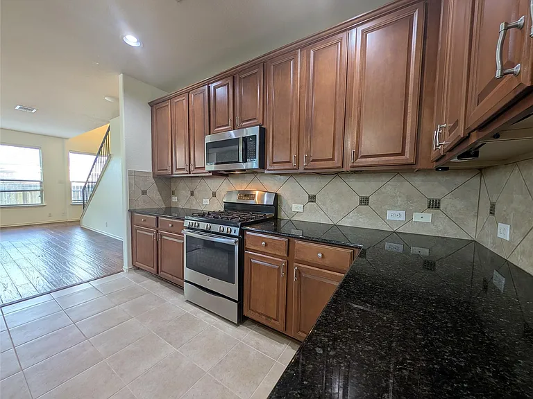 1602 Westmeadow Trl — Photo 8