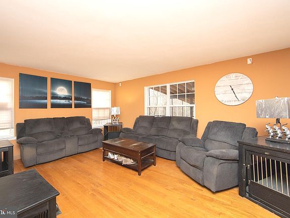 5th image of 38 Twin Oaks Dr