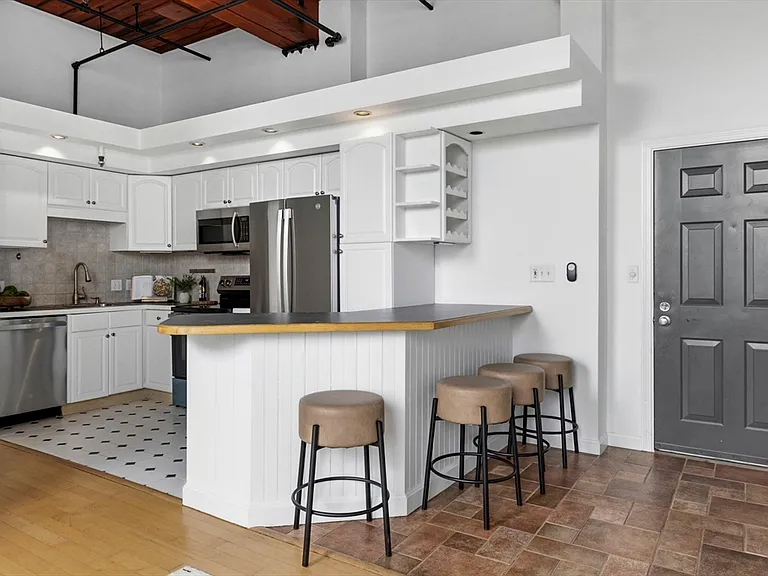 320 W 2nd St #412 — Photo 10