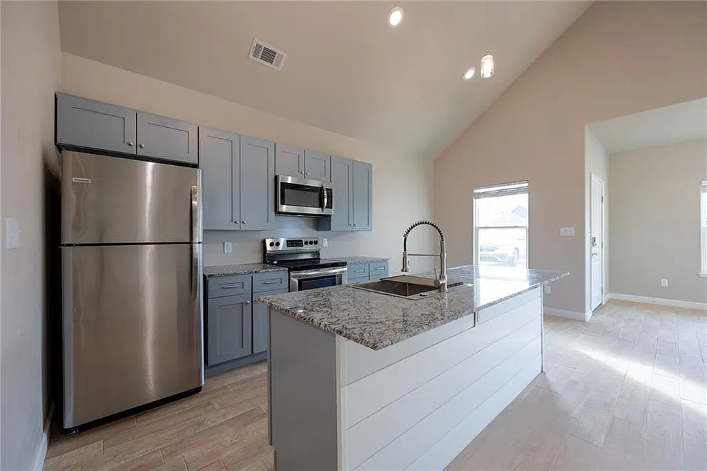 812 Valley Oaks Ln - P — Photo 4