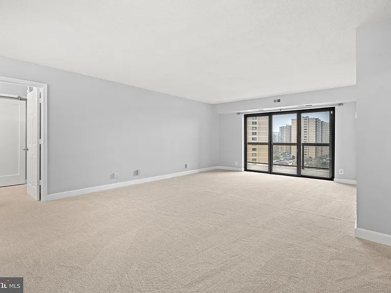 307 Yoakum Pkwy #703 — Photo 5
