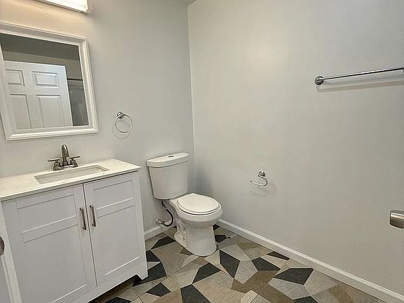 5th image of 938 E 4th St #204