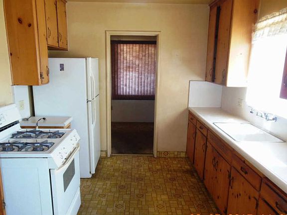 4th image of 2737 S Court St
