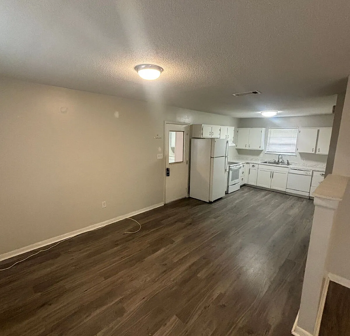 3 bed, 2.0 bath, 1092 sqft, $1,400 — Photo 3
