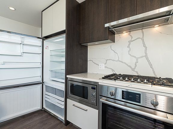 5th image of 567 Clarke Rd #1806