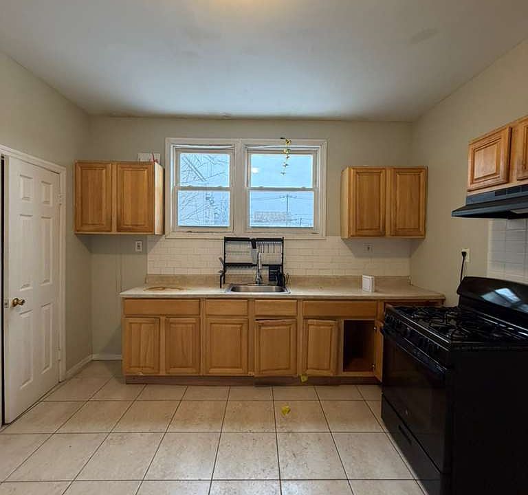 1st image of 811 S 18th St Floor 1