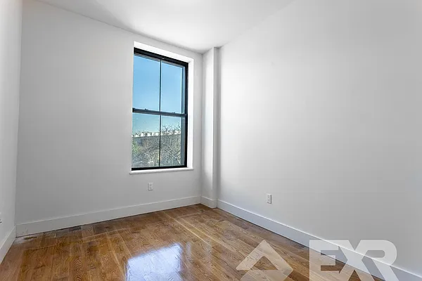 Rented by EXR | media 82