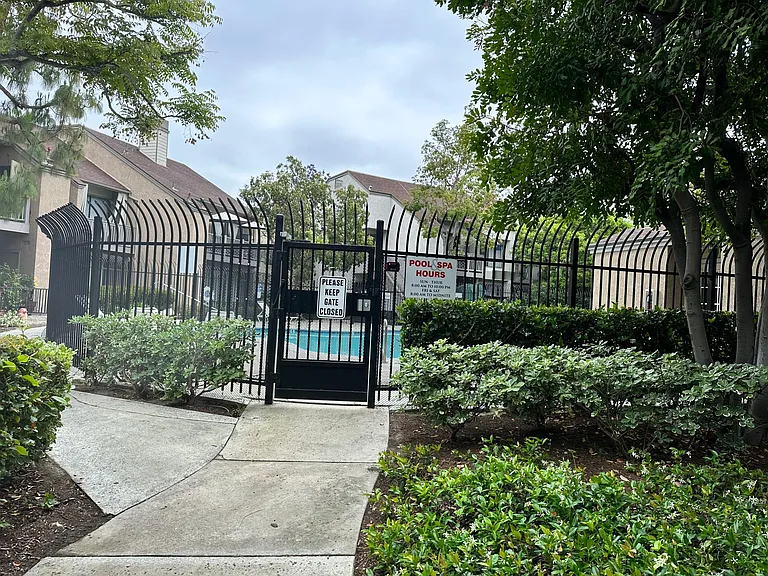 10551 Lakeside Dr S — Photo 49